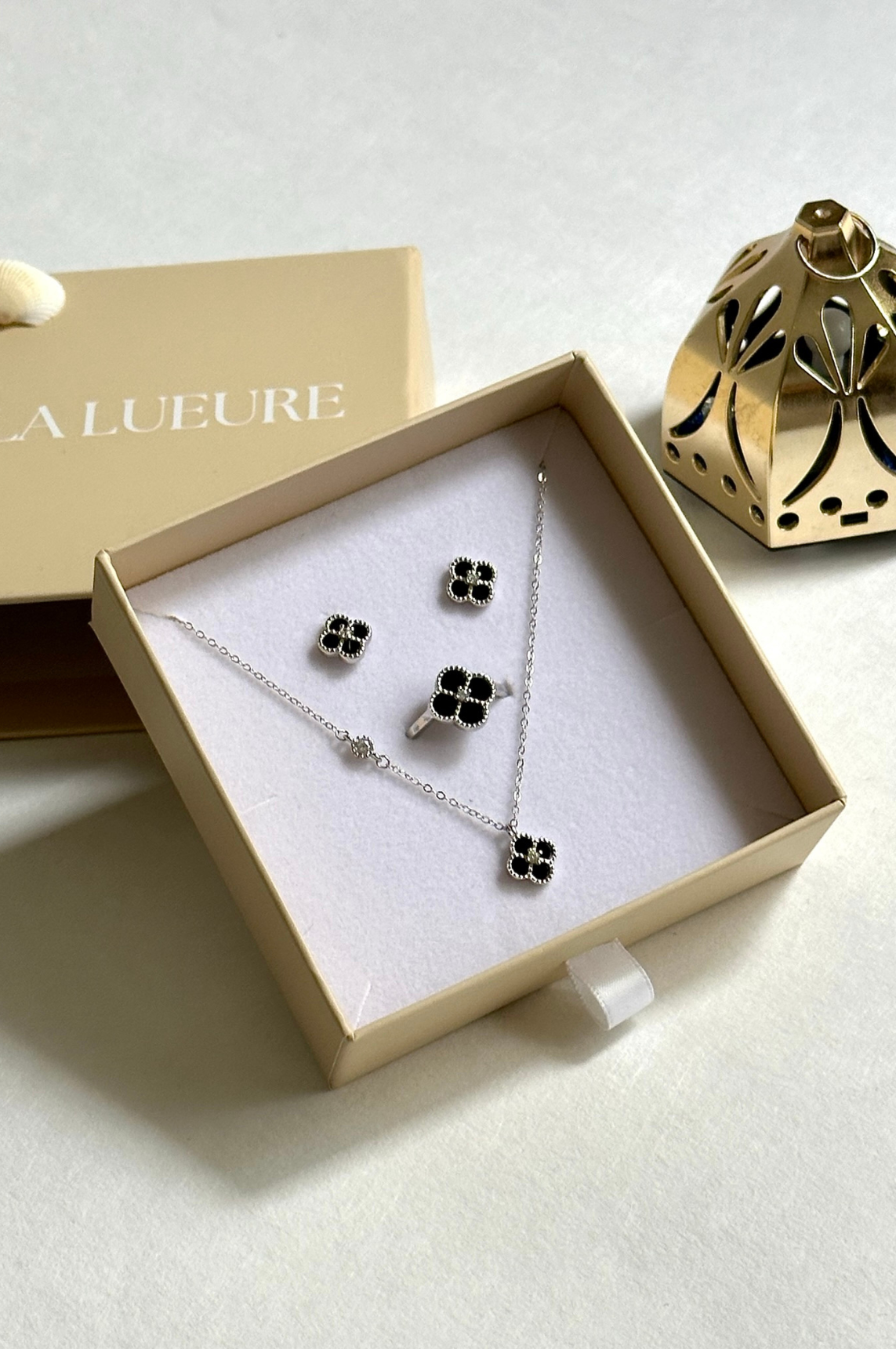 Alcea set - Elegant Jewelry - Everyday Wear - Timeless Elegance - Matching Jewelry Available - Unique Design - Versatile Accessory - Premium Quality - Gift Idea - Durable and Waterproof - Delicate Detailing- La Lueure