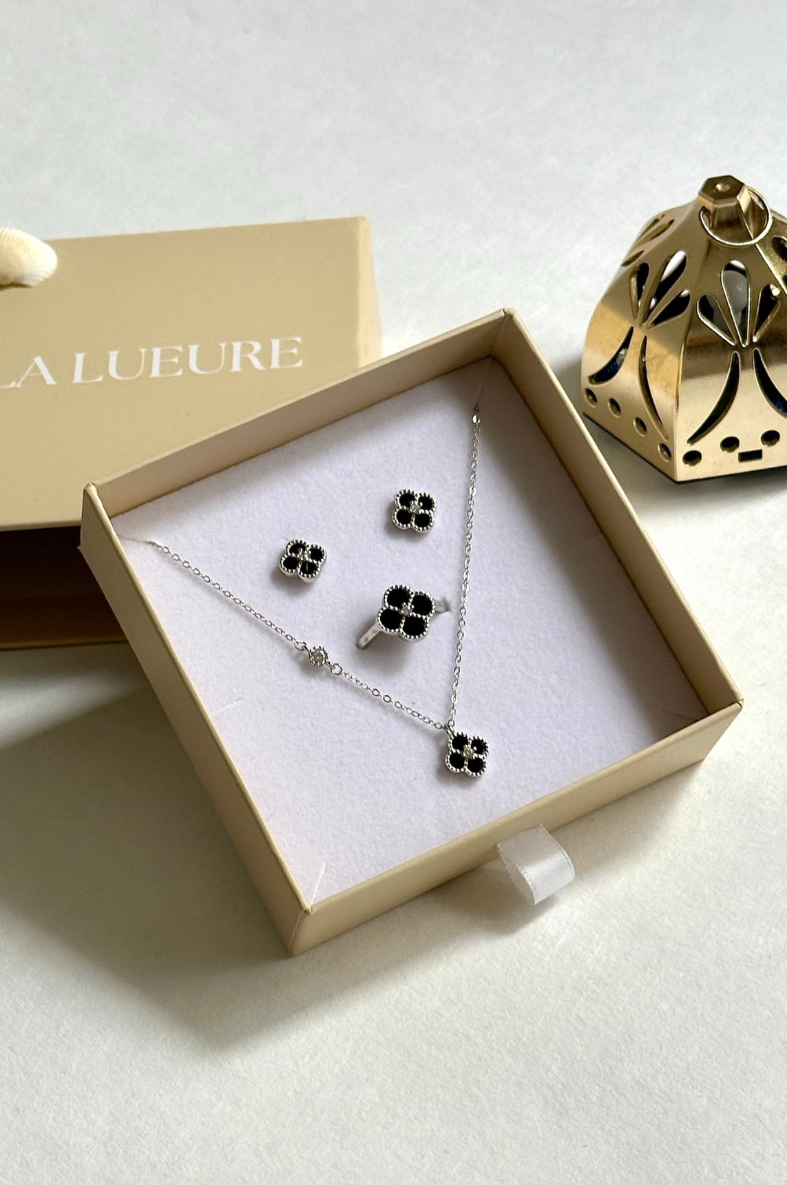 Alcea set - Elegant Jewelry - Everyday Wear - Timeless Elegance - Matching Jewelry Available - Unique Design - Versatile Accessory - Premium Quality  - Gift Idea - Durable and Waterproof - Delicate Detailing- La Lueure