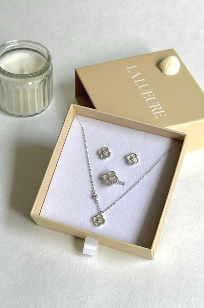 Amary Set - White Flower Design - 925 Sterling Silver - Elegant Accessory - Matching Collection - Daily Grace - Perfect Gift - Luxurious Packaging - Handcrafted Elegance - Treasured Keepsake - La Lueure