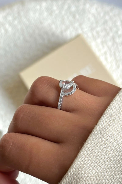 Etoile Ring - 925 Sterling Silver - Central Diamond - Elegant Design - Luxury Jewelry - Versatile Piece - Daily Wear - Special Occasion - Gift Idea - Treasured Keepsake - Gifts - La Lueure