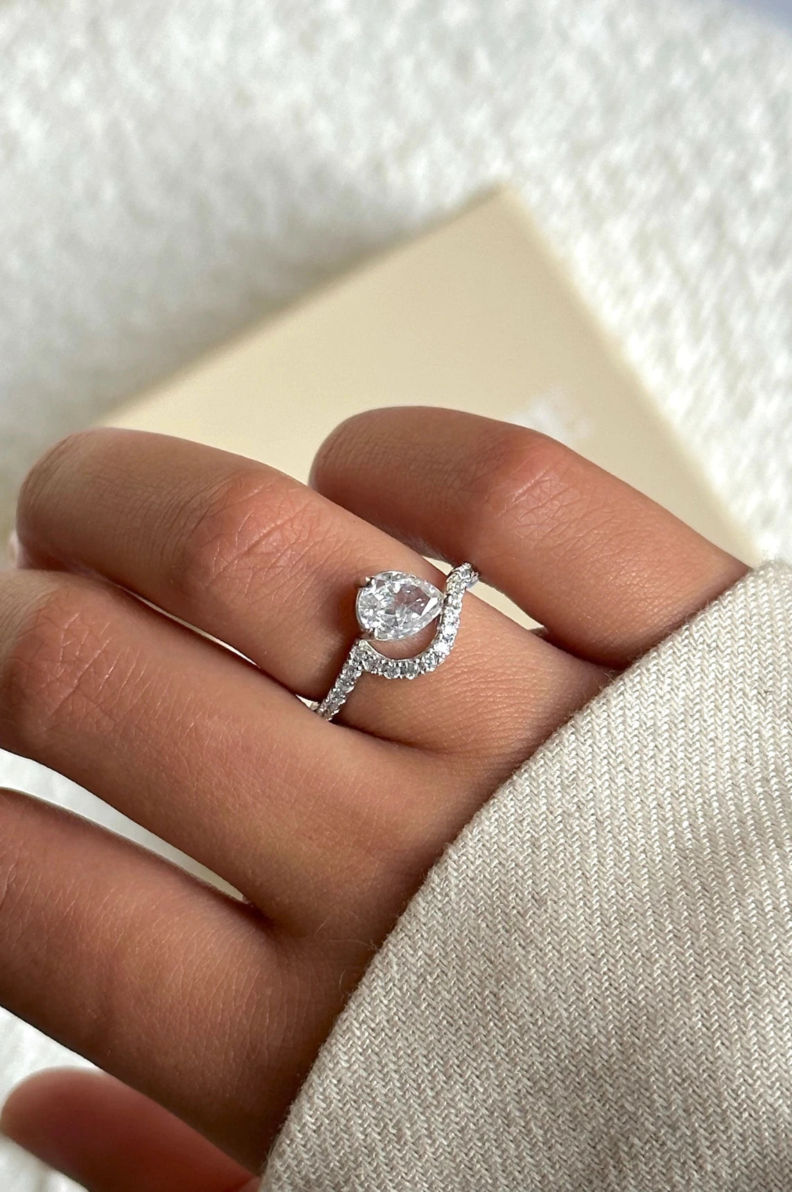 Etoile Ring - 925 Sterling Silver - Central Diamond - Elegant Design - Luxury Jewelry - Versatile Piece - Daily Wear - Special Occasion - Gift Idea - Treasured Keepsake - Gifts - La Lueure