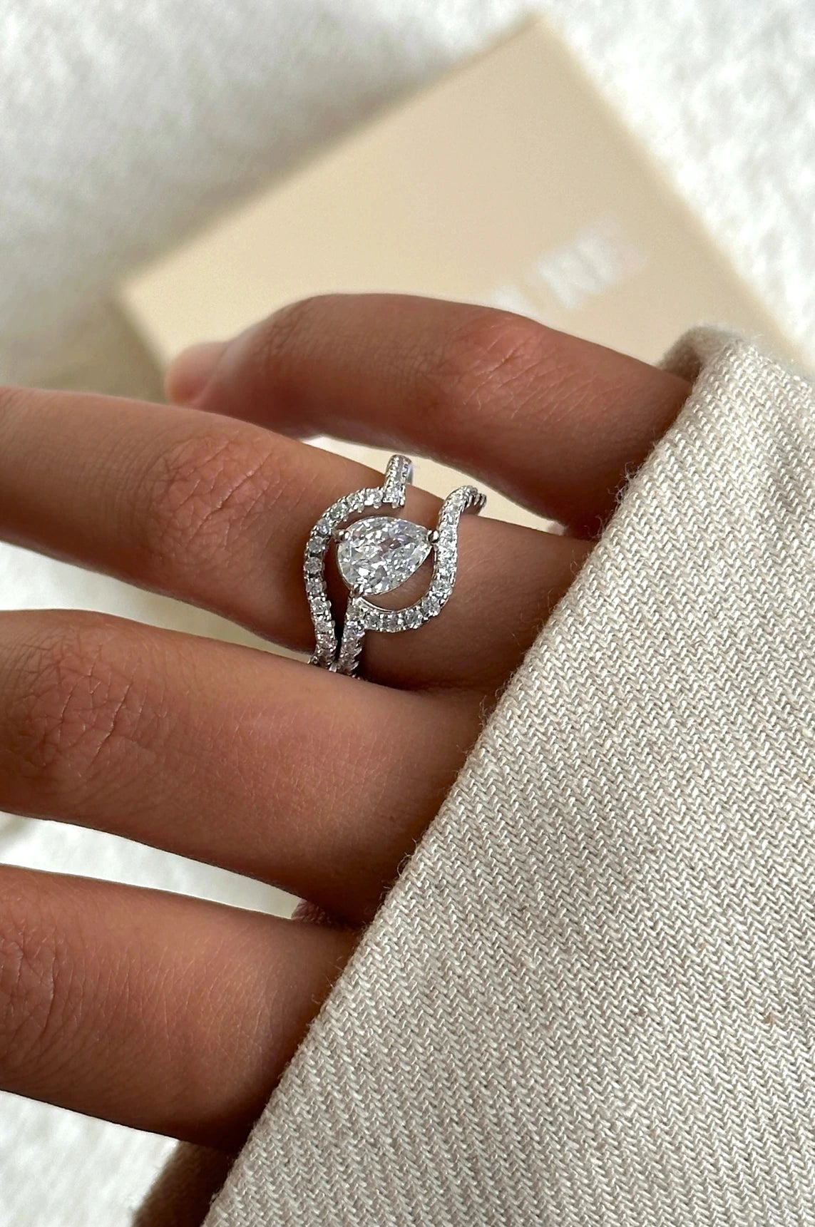 Etoile Ring - 925 Sterling Silver - Central Diamond - Elegant Design - Luxury Jewelry - Versatile Piece - Daily Wear - Special Occasion - Gift Idea - Treasured Keepsake - Gifts - La Lueure