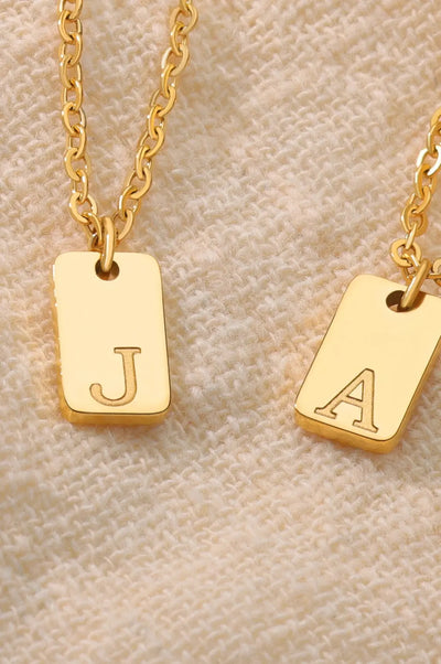 Initial Pendant Necklace, Gold Initial Necklace, Personalized Jewelry, Elegant Gold Necklace, Daily Wear Necklace, Special Occasion Jewelry, Gift Jewelry, La Lueure