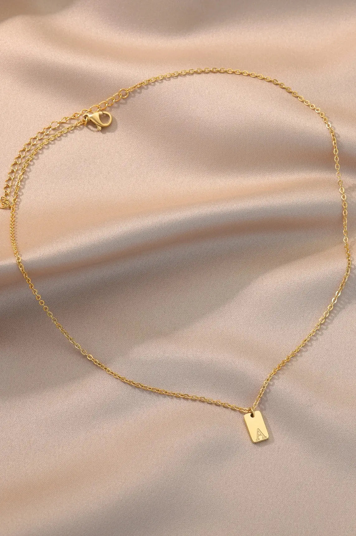 Initial Pendant Necklace, Gold Initial Necklace, Personalized Jewelry, Elegant Gold Necklace, Daily Wear Necklace, Special Occasion Jewelry, Gift Jewelry, La Lueure