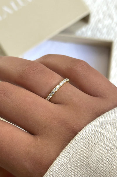 Veza Ring - 18k Gold Plated - Delicate Diamonds - Elegant Jewelry - Everyday Style - Versatile Ring - French Inspired - Sophisticated Design - Luxury Packaging - Quality Craftsmanship - Zircon Grade 5A - Waterproof Jewelry - La Lueure