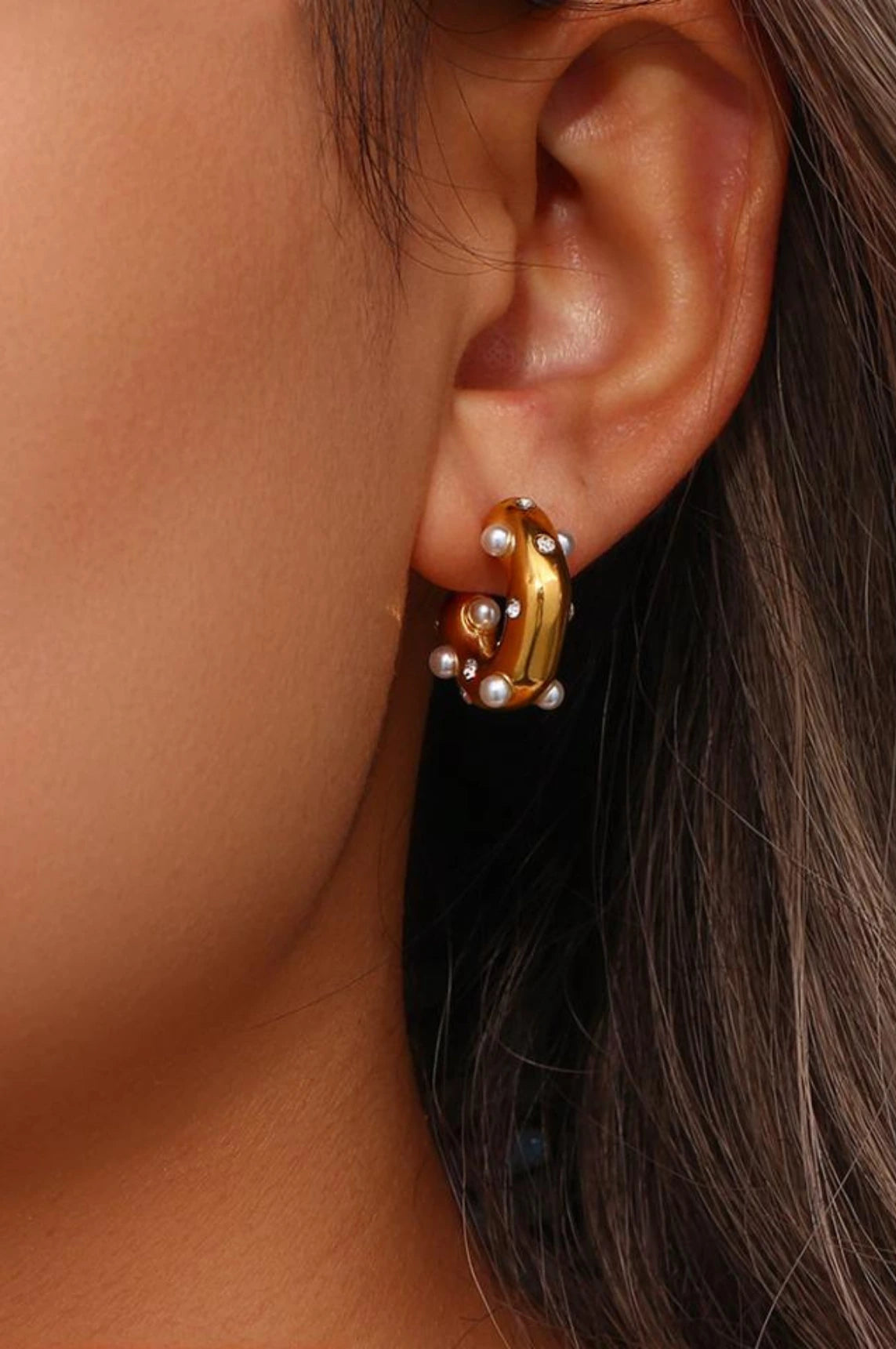 Gold earrings, diamond-accented earrings, pearl-accented earrings, luxurious earrings, elegant semi-bold earrings, unique statement earrings, sophisticated jewelry, stylish accessories, La Lueure