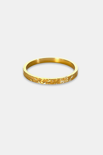 Gold star ring, thin gold band, celestial jewelry, elegant stacking ring, delicate gold ring, stylish layering ring, waterproof stainless steel ring, modern star design ring, La Lueure