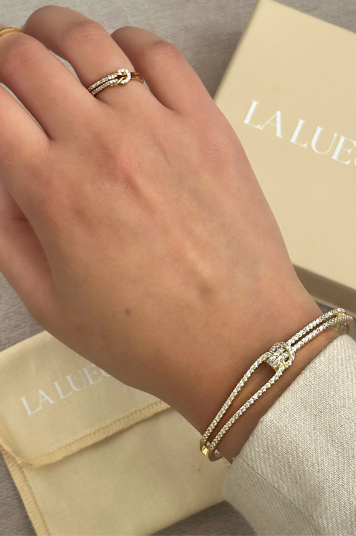 Gold knot bangle, elegant gold bracelet, sparkling bangle, high-quality stainless steel jewelry, luxurious bangle with stones, statement bracelet, stylish gold accessory, timeless jewelry design, La Lueure