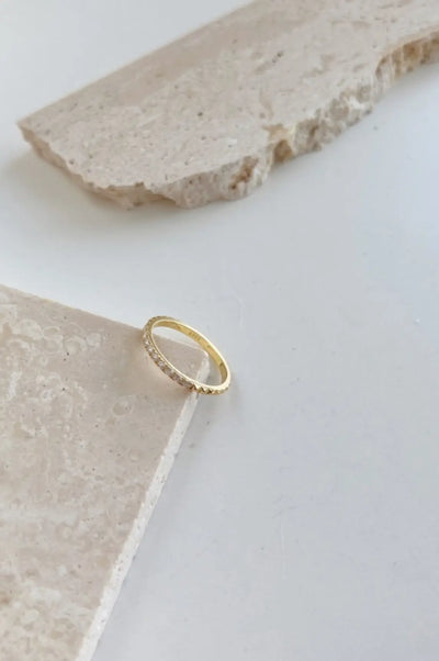 Veza Ring - 18k Gold Plated - Delicate Diamonds - Elegant Jewelry - Everyday Style - Versatile Ring - French Inspired - Sophisticated Design - Luxury Packaging - Quality Craftsmanship - Zircon Grade 5A - Waterproof Jewelry - La Lueure