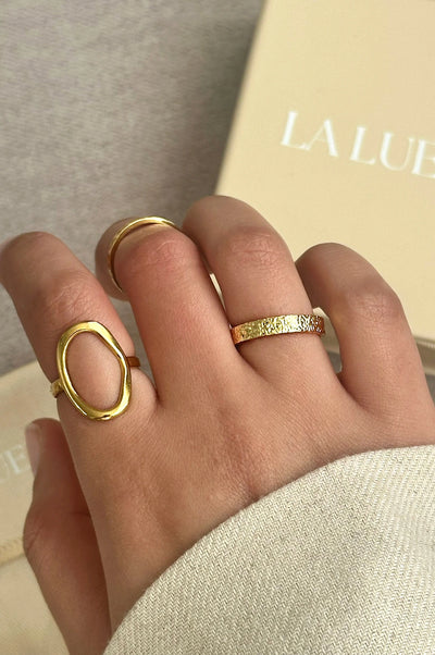 Gold textured ring, delicate gold band, elegant stacking ring, high-quality stainless steel jewelry, waterproof gold ring, modern textured design, stylish layering ring, luxurious gold accessory, La Lueure