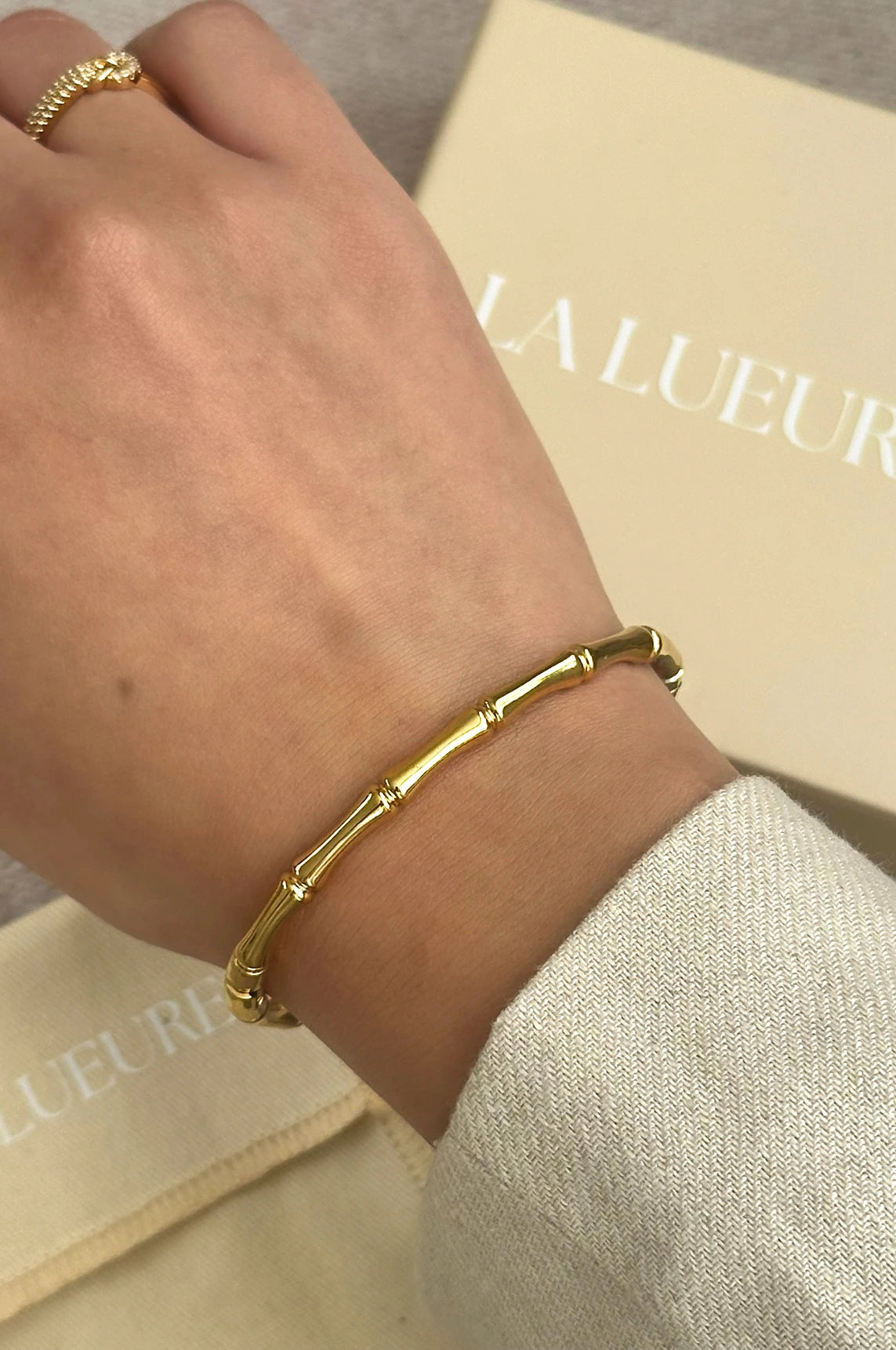 Bone-structured gold bangle, Sculpa Bangle, modern gold bracelet, elegant stainless steel bangle, waterproof gold jewelry, artistic bangle design, stylish gold accessory, timeless bracelet design, La Lueure